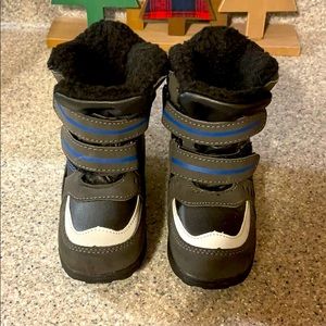 Toddler boy Totes size 7